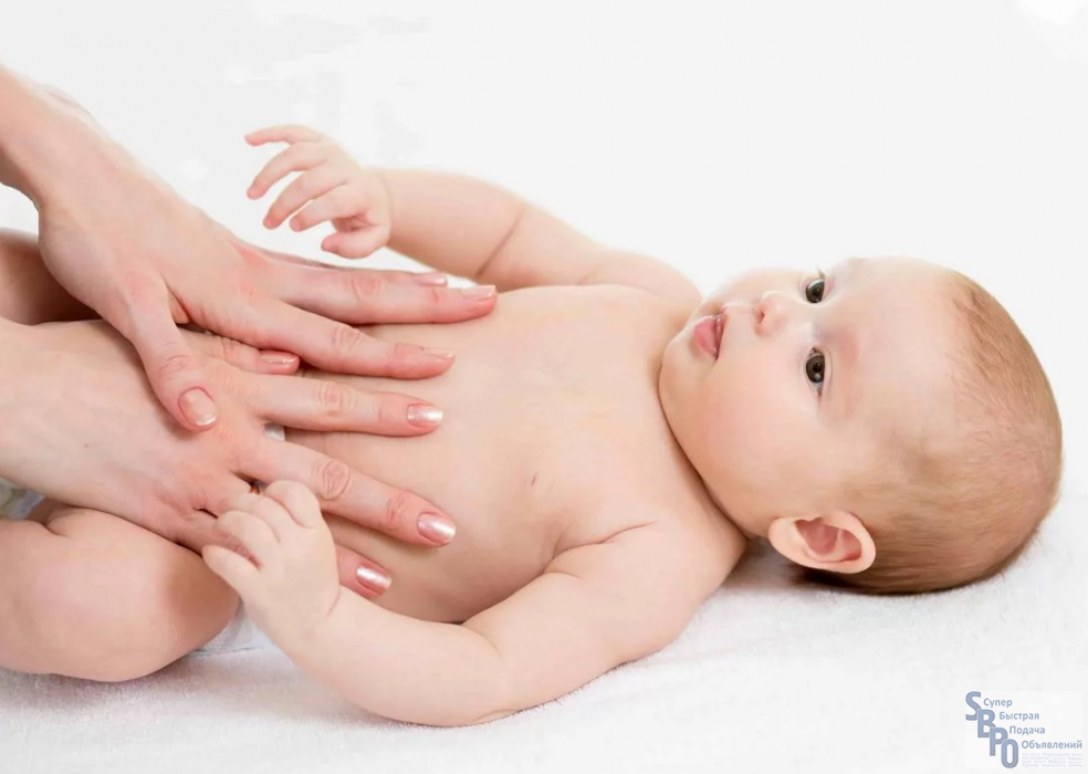 Колики фото. Детский массаж при коликах у новорожденных. Массаж животика новорожденным. Массаж живота детям грудного возраста.