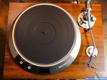 Проигрыватель винила Denon DP-50L.