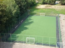 футбольное поле с искусственным покрытием