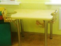 Деревянные столы для кормления двух детей в домах ребенка