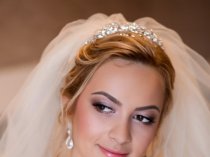 Прическа и макияж на свадьбу от выездной студии