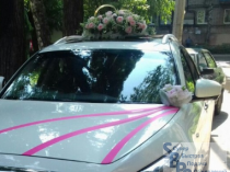 Украшения на автомобиль:ленты, цветок в угол капота.