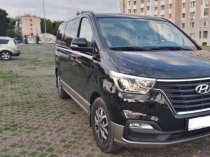 Hyundai H-1 с водителем.