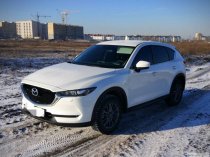 Mazda CX-5 c водителем.