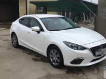 Mazda 3 с водителем.