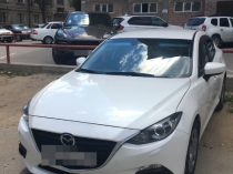 Mazda 3 с водителем.