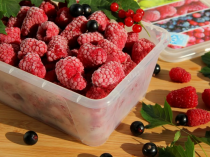 Как правильно заморозить ягоды и фрукты?